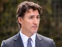 Le premier ministre du Canada, Justin Trudeau, prend la parole lors d'une conférence de presse conjointe avec le premier ministre letton (pas sur la photo) à la base militaire d'Adazi à Riga, en Lettonie, où ils ont visité le groupement tactique multinational de présence avancée renforcée de l'OTAN, dirigé par le Canada, le 10 juillet 2023 . 