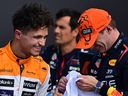 Max Verstappen (à droite) de Red Bull Racing et Lando Norris de McLaren interagissent après les qualifications pour le Grand Prix de Grande-Bretagne sur le circuit de Silverstone à Silverstone le 8 juillet 2023.