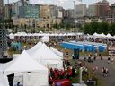 Les gens arrivent au Bluesfest le 6 juillet 2023. Les organisateurs du festival surveillent la météo après qu'une veille de tornade a été mise en place pour la région d'Ottawa jeudi. 