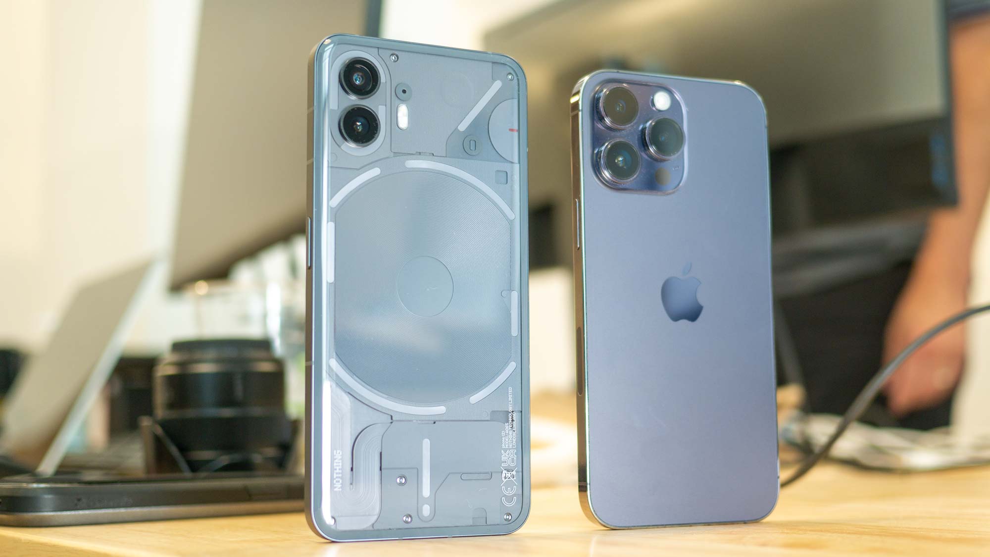 Nothing Phone (2) à côté d'Apple iPhone 14 Pro Max.