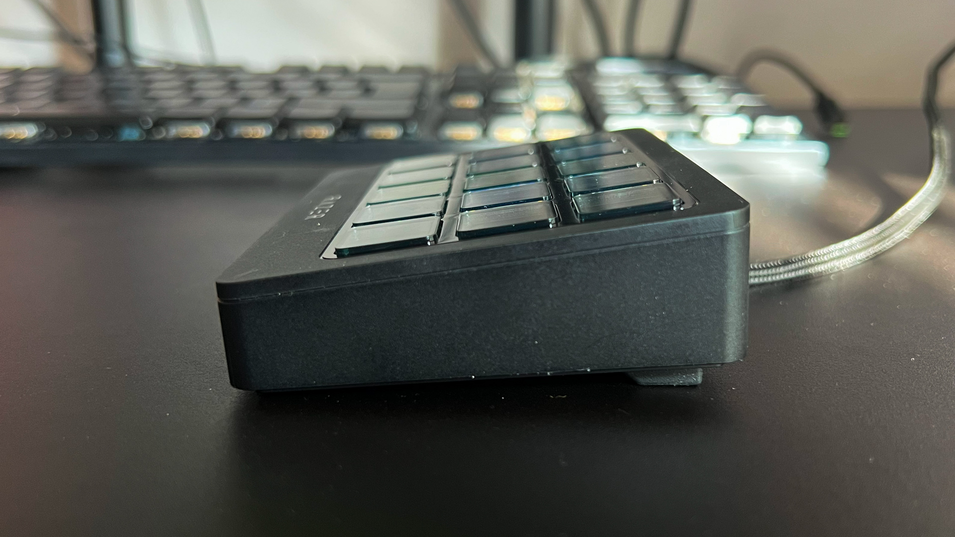 Razer Stream Controller X de côté assis sur un bureau