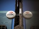 Signalisation de HSBC Holdings PLC à l'extérieur d'une succursale bancaire dans le quartier financier de Toronto.