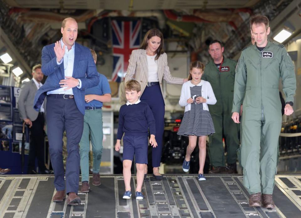 fairford, angleterre 14 juillet prince william, prince de galles et catherine, princesse de galles avec le prince george de galles, princesse charlotte de galles et prince louis de galles c alors qu'ils descendent la rampe d'un avion c17 lors de leur visite au tatouage aérien à raf fairford le 14 juillet 2023 à fairford, en angleterre, le prince et la princesse de galles ont une relation étroite avec la raf, le prince ayant servi dans la force de recherche et de sauvetage pendant plus de trois ans, basée à raf valley à anglesey le prince est le commodore de l'air honoraire de raf coningsby et la princesse est le commodore de l'air honoraire des cadets de l'air photo de chris jacksongetty images