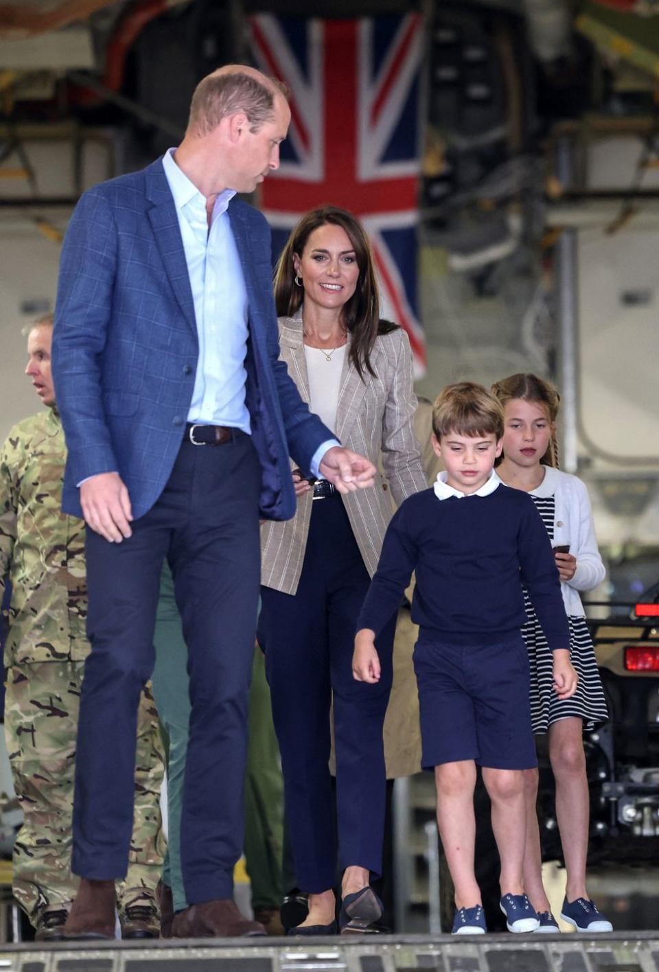 britains prince louis de galles 2r, britains catherine, princesse de galles 2l, britains prince william, prince de galles l et britains princesse charlotte de galles r descendent la rampe d'un c17 lors d'une visite au tatouage aérien à raf fairford le 14 juillet , 2023 à fairford, centre de l'angleterre photo de chris jackson pool afp photo de chris jacksonpoolafp via getty images