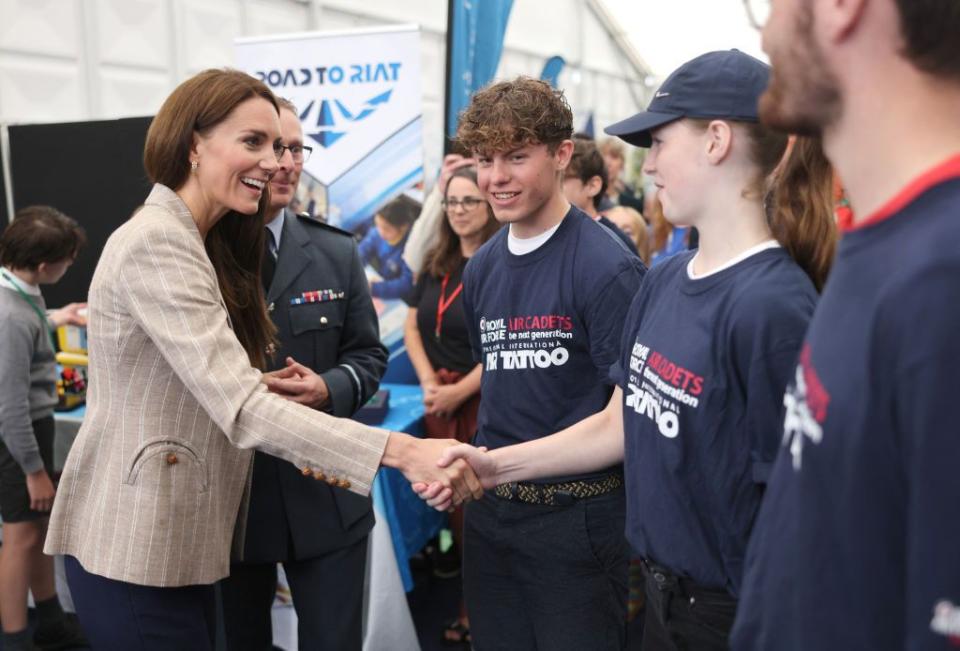 britains catherine, princesse de galles l rencontre des cadets dans la zone techno, qui vise à inspirer les jeunes à explorer les sciences, la technologie, l'ingénierie et les mathématiques lors d'une visite au tatouage de l'air à raf fairford le 14 juillet 2023 à fairford, centre de l'angleterre photo par chris jackson pool afp photo par chris jacksonpoolafp via getty images