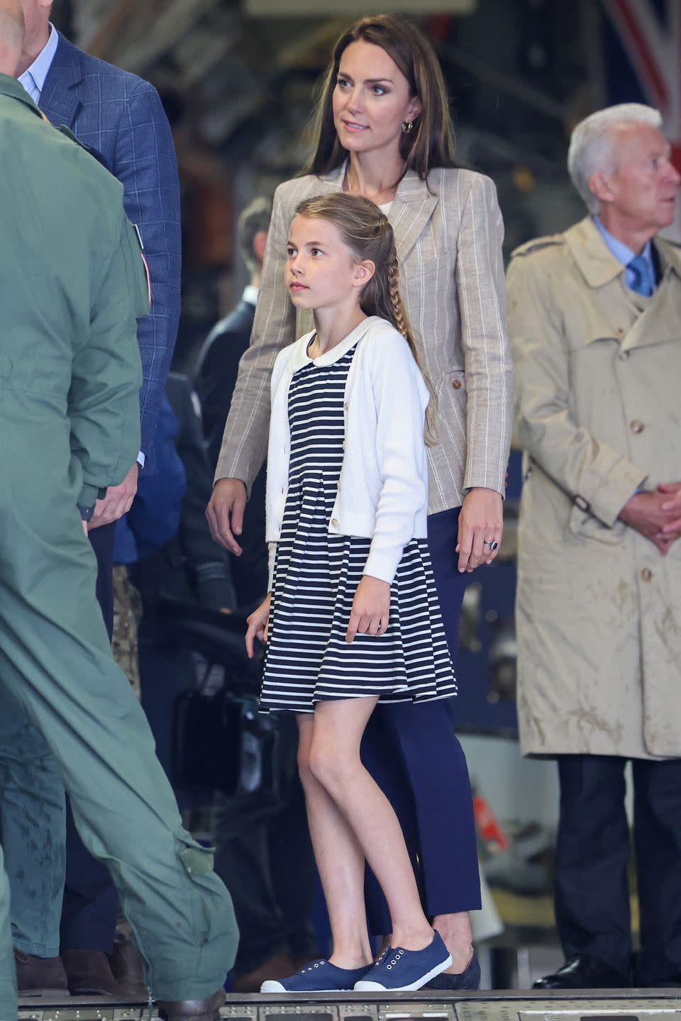 britains princesse charlotte de galles et britains catherine, la princesse de galles est vue à l'intérieur d'un avion c17 lors d'une visite au tatouage aérien à raf fairford le 14 juillet 2023 à fairford, centre de l'angleterre photo de chris jackson pool afp photo de chris jacksonpoolafp via getty images