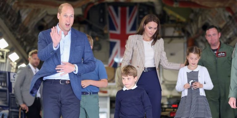 La princesse Kate et sortiront dans des looks bleus assortis avec leurs enfants