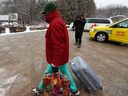 Un réfugié arrive à Roxham Rd.  passage frontalier à la frontière canado-américaine à Champlain, NY Le Roxham Rd.  le passage a fermé à minuit le 24 mars, alors que les médias canadiens et américains ont rapporté que le Canada pourra refouler les migrants illégaux au point de passage à la frontière entre l'État de New York et le Québec.  Les rapports indiquent que le Canada a accepté en retour d'accueillir quelque 15 000 demandeurs d'asile d'Amérique latine par des voies légales, une décision qui allégera la pression à la frontière sud des États-Unis. 