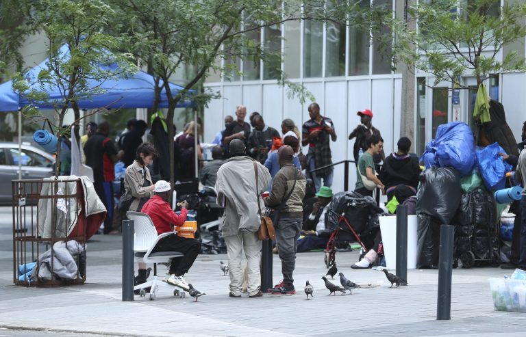 LILLEY: L’abri sur le trottoir de Toronto pour les réfugiés est la honte de Trudeau