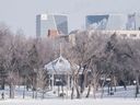 Un homme et un chien marchent sur le chemin autour du lac Wascana, flanqué du centre-ville de Regina, le jeudi 18 février 2021. Une agence responsable du tourisme à Regina s'est excusée d'avoir utilisé des slogans qui ont été critiqués pour leurs connotations sexuelles.