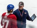 Le meilleur espoir des Canadiens de Montréal Joshua Roy, à gauche, s'entretient avec Adam Nicholas, directeur du développement du hockey des Canadiens, au camp de développement des Canadiens au Complexe sportif Bell à Brossard le lundi 3 juillet 2023.