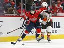 Brendan Leipsic des Capitals de Washington, à gauche, est ravi d'affronter son ancienne équipe lors de la visite des Canucks de Vancouver samedi matin pour leur troisième match d'un road trip de six matchs.