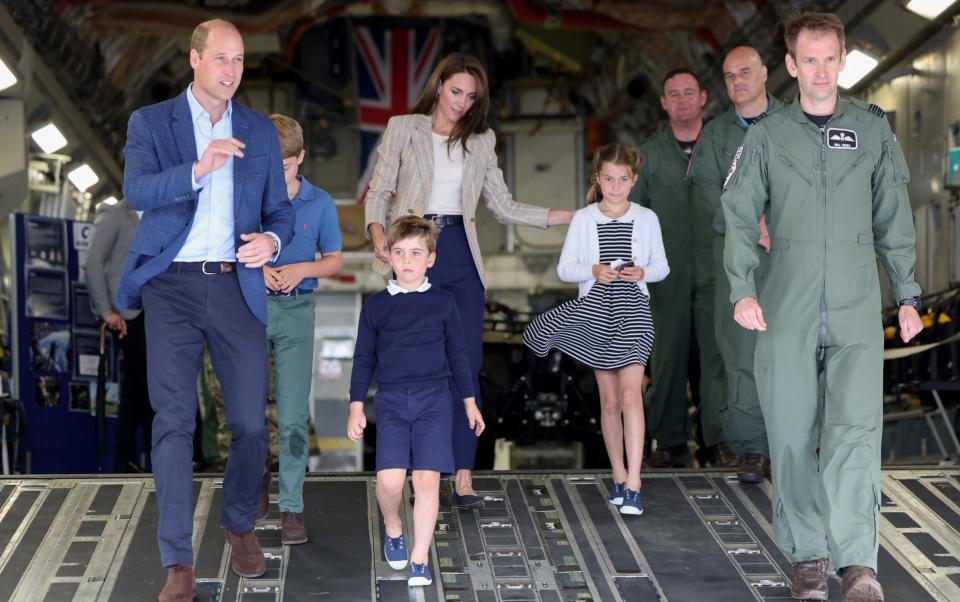 Les Gallois ont descendu la rampe d'un avion transporteur C-17 lors de leur visite