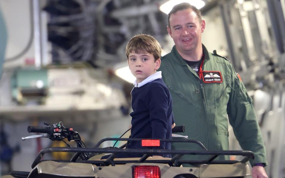 Le prince Louis sur un quad à l'intérieur d'un avion transporteur C-17