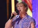 Dans cette photo d'archive du 13 août 2017, Logan Paul présente une performance de Kyle & Lil Yachty et Rita Ora aux Teen Choice Awards au Galen Center de Los Angeles.  YouTube dit avoir supprimé les chaînes du blogueur Logan Paul de Google Preferred et ne le présentera pas dans la nouvelle saison de 