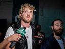 Logan Paul parle aux médias après que son frère Jake Paul a pris la casquette de Floyd Mayweather, provoquant un clash lors d'une conférence de presse au Hard Rock Stadium, à Miami Gardens, en Floride, le 6 mai 2021.