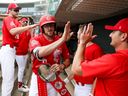 Le receveur des Winnipeg Goldeyes Jackson Smith détient la ceinture du coup de circuit de l'équipe après avoir frappé un circuit de deuxième manche contre les Milkmen de Milwaukee le 9 juillet 2023 au Shaw Park de Winnipeg.