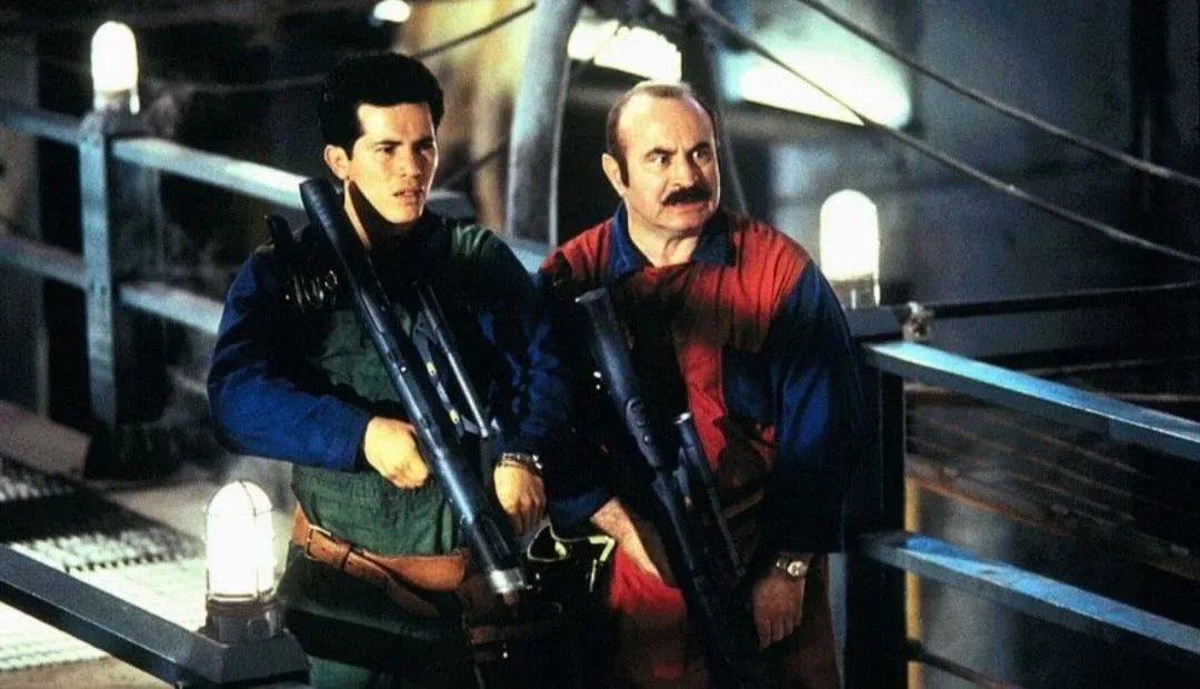 Bob Hoskins et John Leguizamo jouent Mario & Luigi dans l'adaptation cinématographique du jeu en 1993.
