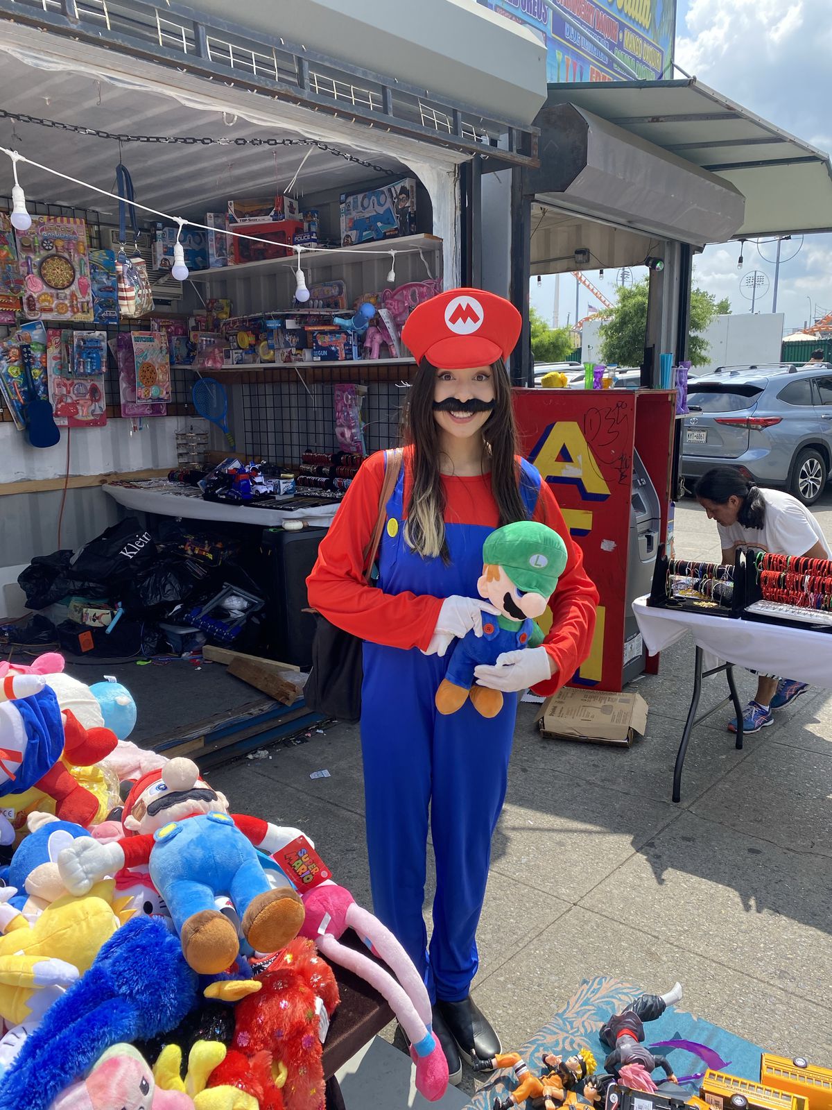 XTINA GG tenant une peluche Luigi à Coney Island