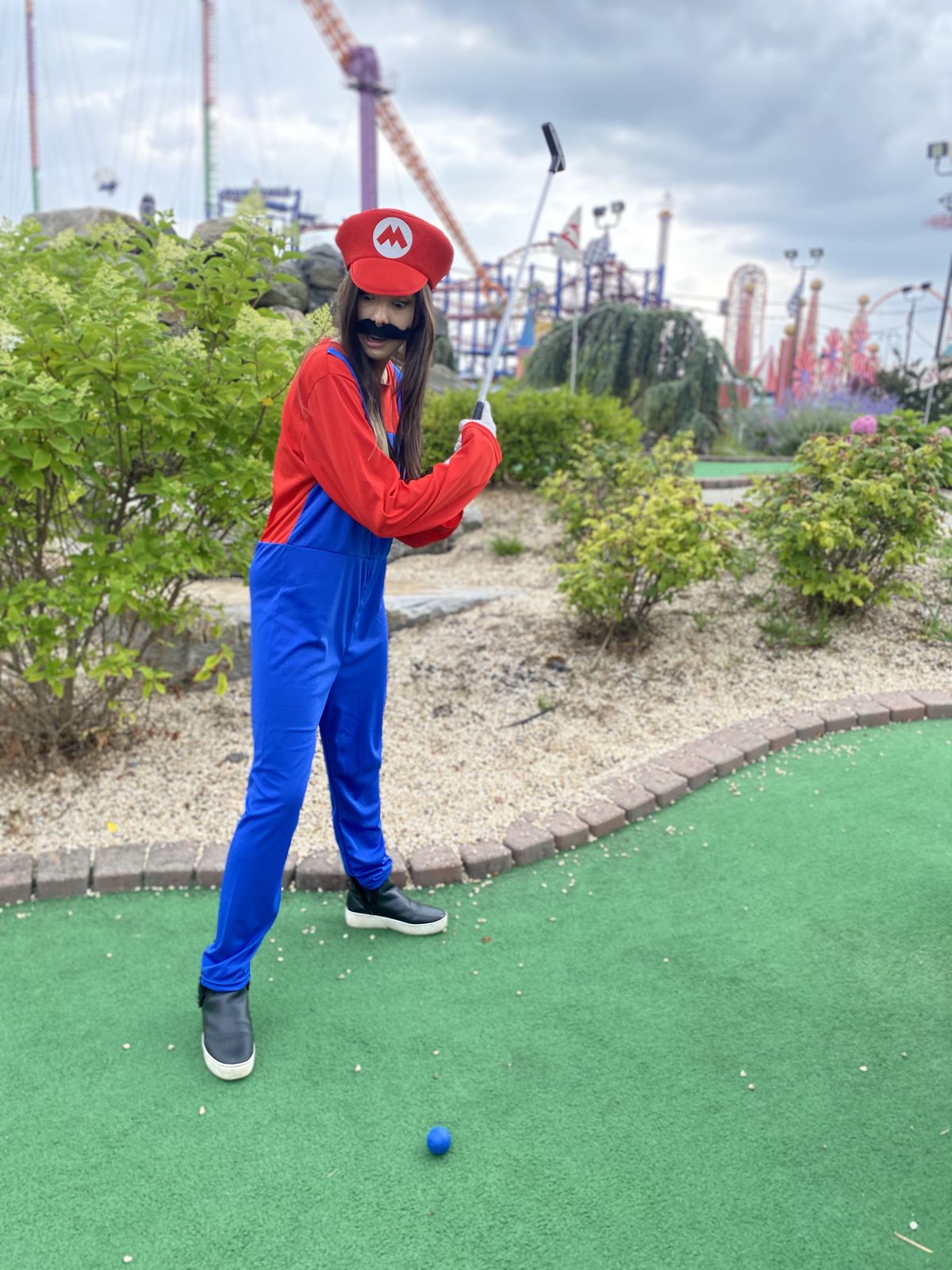 XTina GG fait un swing sur un mini-golf habillé en Mario