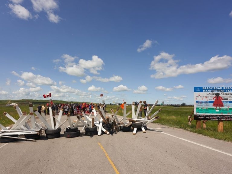 Le tribunal accorde une injonction temporaire pour mettre fin au blocus du site d’enfouissement de Winnipeg