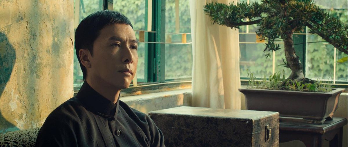 Donnie Yen plongé dans ses pensées dans Ip Man 3.