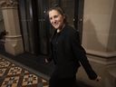 La vice-première ministre et ministre des Finances Chrystia Freeland fait une pause pour parler aux journalistes en février.