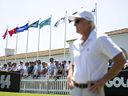 Les fans regardent le PDG de LIV Golf, Greg Norman, regarder depuis le practice avant le premier tour d'un tournoi de golf LIV au Real Club Valderrama de San Roque, en Espagne, le vendredi 30 juin 2023.