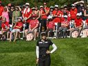 Les fans de Brooke Henderson du Canada la regardent se tenir sur le vert du 14e trou lors de la ronde finale de l'Omnium féminin CP à Ottawa, le dimanche 28 août 2022. Le Canadien Pacifique Kansas City a prolongé son parrainage du circuit de la LPGA Open canadien féminin.