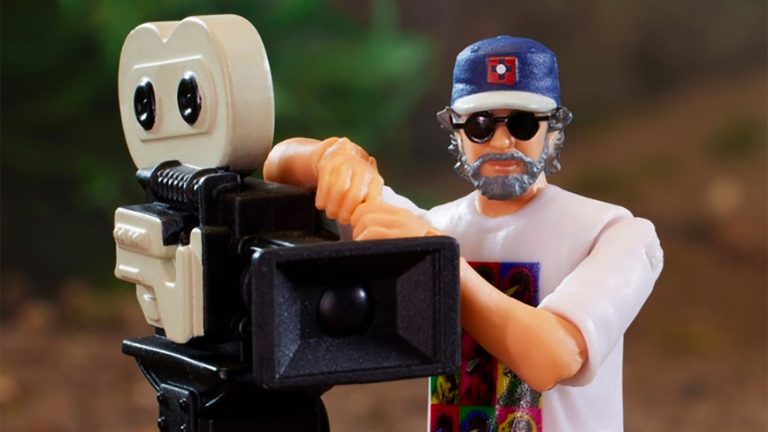 Cool Stuff: Mattel offre au réalisateur Steven Spielberg sa propre figurine Jurassic Park
