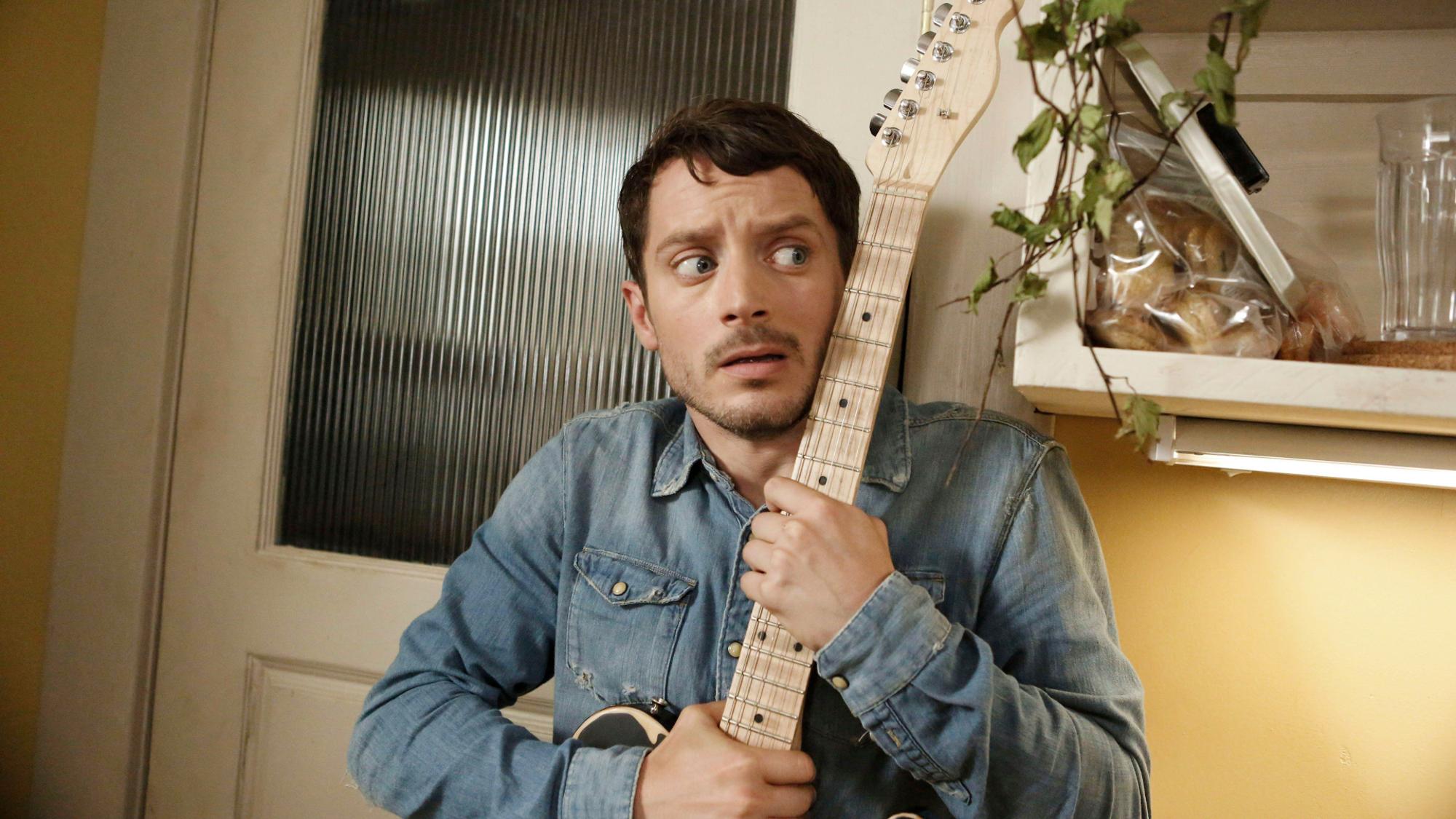 Elijah Wood dans l'agence de détective holistique de Dirk Gently