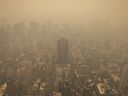 Une vue aérienne montre New York dans un ciel rempli de brume depuis l'observatoire de l'Empire State Building, mercredi juin.  7, 2023, à New York. 