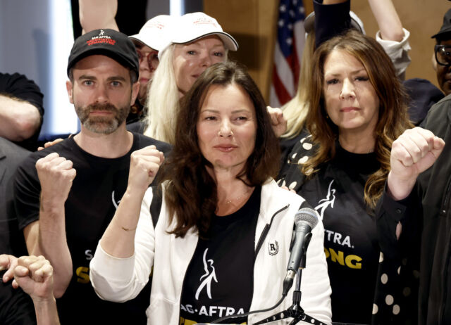 (LR) Ben Whitehair, Frances Fisher, le président du SAG Fran Drescher, Joely Fisher et les membres du SAG-AFTRA sont considérés comme le Conseil national du SAG-AFTRA tient une conférence de presse pour un vote sur la recommandation d'appeler à une grève concernant le contrat de télévision/théâtre à SAG-AFTRA le 13 juillet 2023.