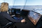 Un contrôleur de la circulation aérienne travaille à l'intérieur de la cabine de la tour de contrôle de l'aéroport international d'Edmonton à Nisku, en Alberta, le vendredi 11 mars 2016. 