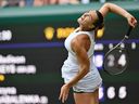 Aryna Sabalenka, de Biélorussie, sert le ballon à Madison Keys lors de leur match à Wimbledon.