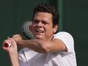 Le Canadien Milos Raonic revient à Tommy Paul des États-Unis lors d'un match en simple masculin lors de la quatrième journée des championnats de tennis de Wimbledon à Londres le 6 juillet 2023.