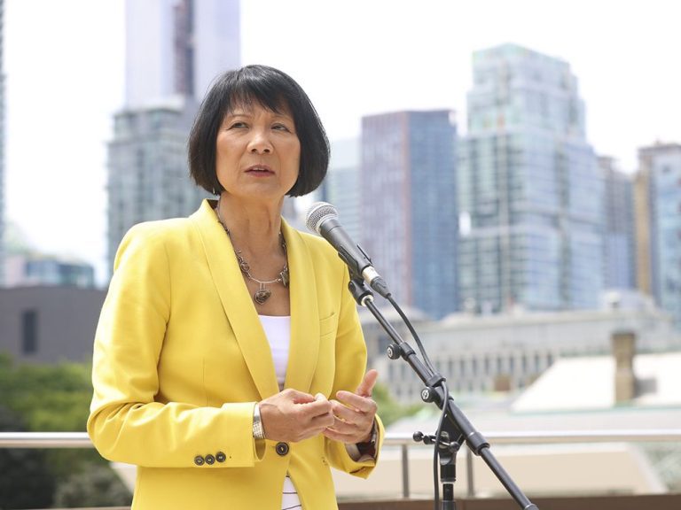 Olivia Chow promet un « nouveau contrat » ​​pour la ville dans son premier discours en tant que maire de Toronto