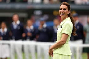 Catherine, princesse de Galles, suit la victoire de Marketa Vondrousova de la République tchèque lors de la finale du simple féminin