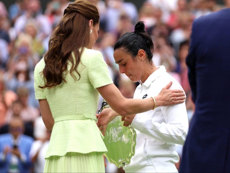 Ons Jabeur est consolé par la princesse Kate après la défaite de Wimbledon