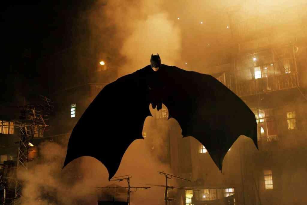 La trilogie Christopher Nolan Dark Knight utilise Batman pour explorer la communauté et le danger de faire confiance à un riche capitaliste pour sauver les gens.