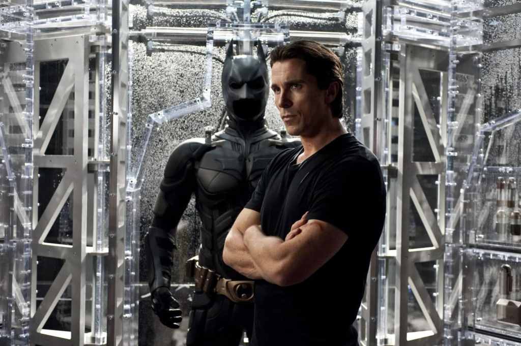 La trilogie Christopher Nolan Dark Knight utilise Batman pour explorer la communauté et le danger de faire confiance à un riche capitaliste pour sauver les gens.