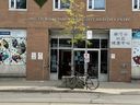 Le centre de santé communautaire de South Riverdale et le site d'injection sécuritaire au 955, rue Queen Est, le vendredi 14 juillet 2023.