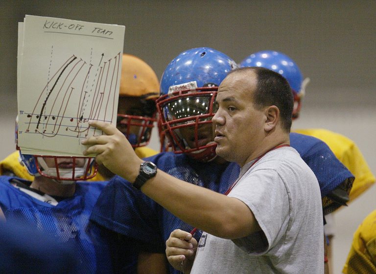 Un ancien entraîneur de football d’une école secondaire de Winnipeg plaide coupable à des accusations d’abus sexuels