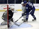 L'attaquant Fraser Minten (39 ans) repousse un défenseur devant le filet lors d'exercices à Toronto le vendredi 7 juillet 2023. 