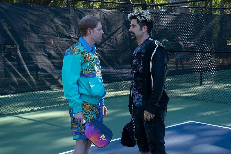 BJ Barnes et Stephen s'affrontent sur le terrain de pickleball dans la saison 3 de The Righteous Gemstones.