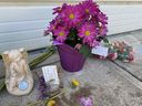 Un mémorial, montré le 8 juin 2022, dans la ruelle d'une maison à Calgary où une femme de 86 ans a été attaquée par des chiens.  Elle a été transportée à l'hôpital et est décédée plus tard.