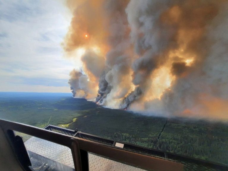 Des militaires mobilisés pour aider à lutter contre les incendies de forêt en Colombie-Britannique: ministre des urgences