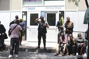 Les demandeurs d'asile avec tous leurs biens matériels ont continué à dormir dans la rue à l'extérieur du refuge de la ville de Toronto sur la rue Peter alors qu'ils attendaient un logement le vendredi 14 juillet 2023.