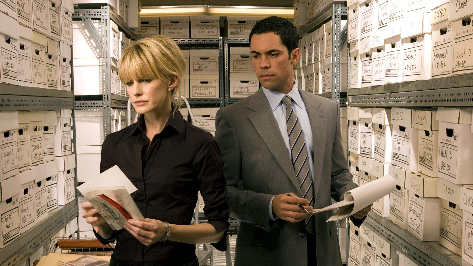 Kathryn Morris et Danny Pino dans Cold Case