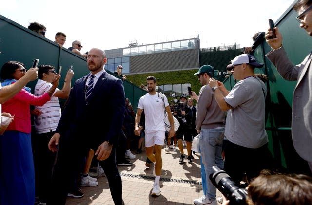 Novak Djokovic se rend à une séance d'entraînement